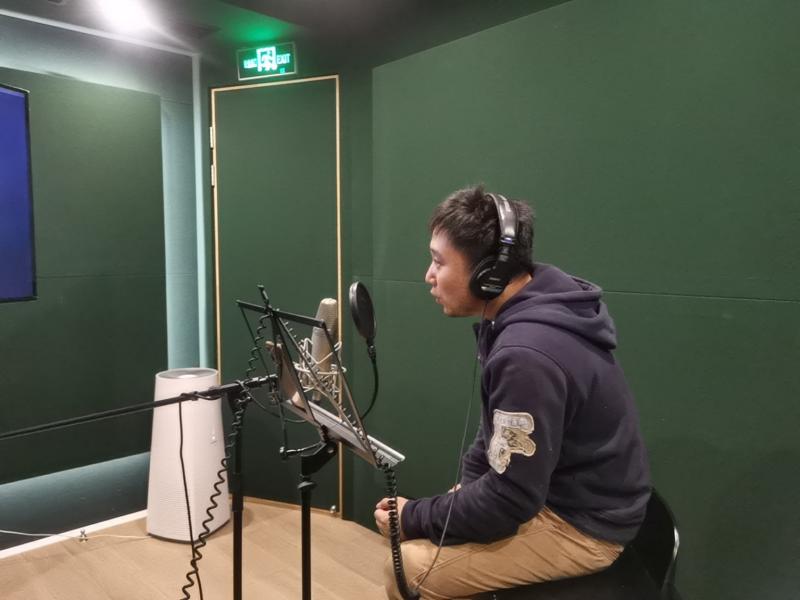 胡艺在录音棚配音. 李楚悦 摄