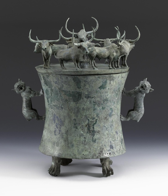 牛纹牛闻:古代牛形青铜器里的牛方鼎,牺觥|上海博物馆_新浪财经_新浪