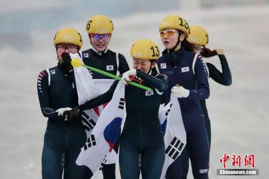 资料图：在索契冬奥会短道速滑女子3000米接力决赛中，韩国队夺冠。这支队伍战绩显赫，爆出性侵丑闻影响力极大。中新社发 刘关关 摄