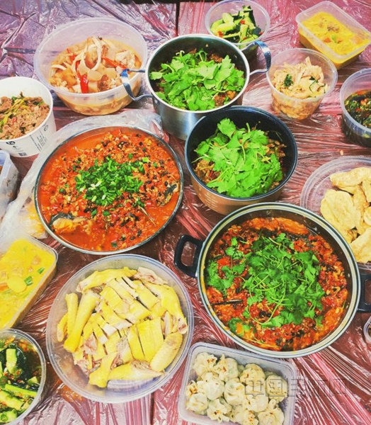 就地过年暖在身边桂林机场安检站开展包饺子活动