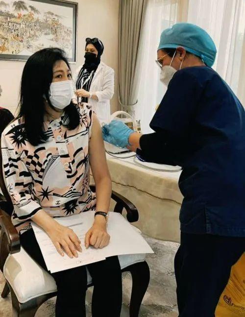 泰国前总理英拉，已在迪拜接种中国国药集团生产的疫苗