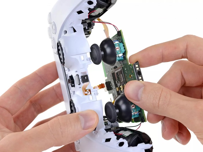 iFixit拆解分析了PS5 DualSense手柄漂移的故障原因