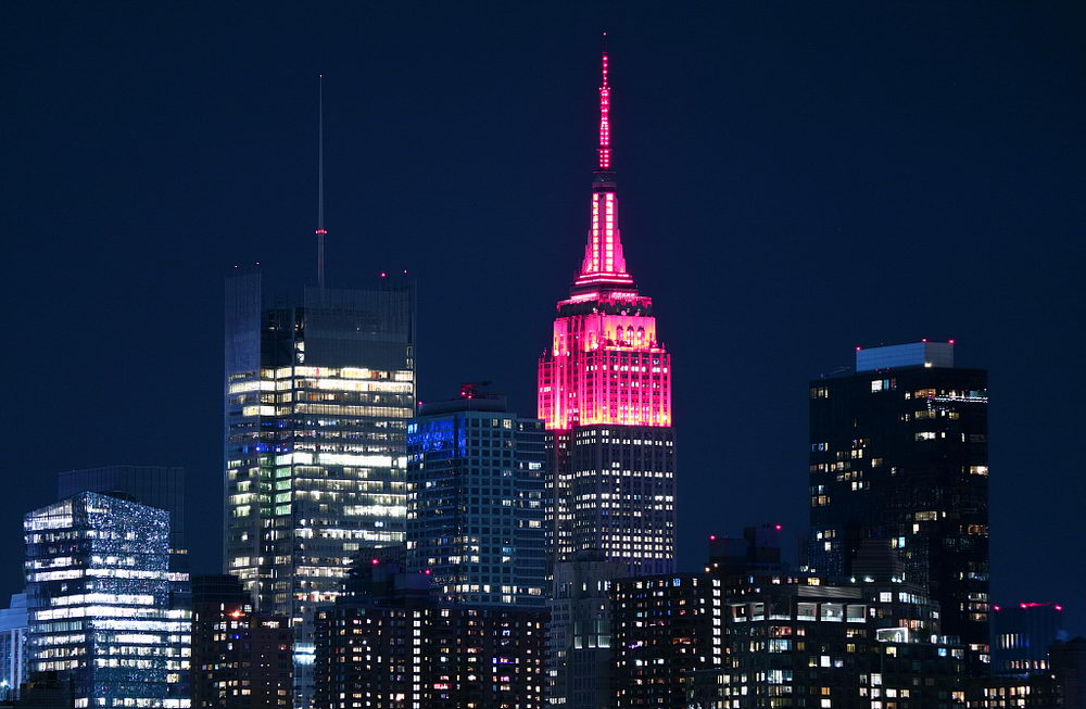 美国帝国大厦亮起红色灯光为"毅力号"火星车预热