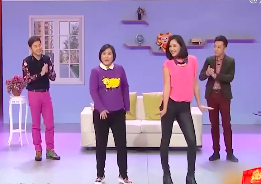 2015年在春晚小品《喜乐街》上,贾玲与翟颖合唱《女生和女汉子》红极