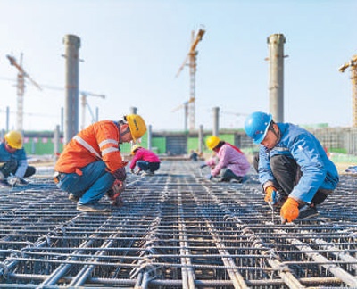 2月17日，在山东省菏泽市鲁南高铁菏泽东站施工现场，工人们正在作业。李保珠摄（影像中国）