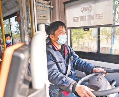 2月17日，安徽省合肥市肥西县公交公司的驾驶员胡春驾车行驶在乡村公路上。新华社记者 刘军喜摄