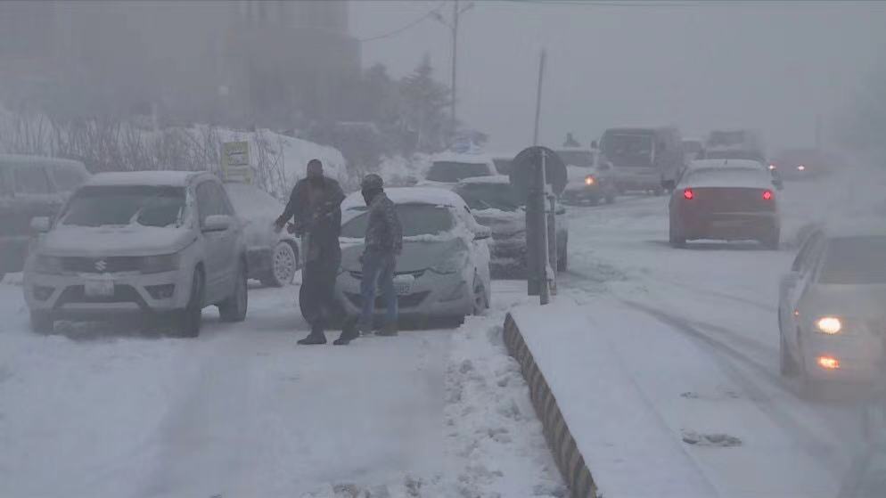 约旦多地遭遇强降雪 多个航班推迟或取消