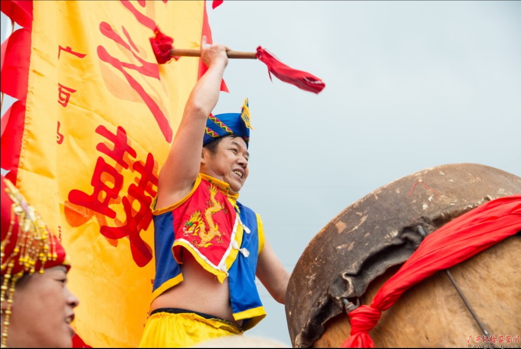 马山县属于疫情防控低风险地区,壮族同胞纷纷走上街头,敲响会鼓,欢庆