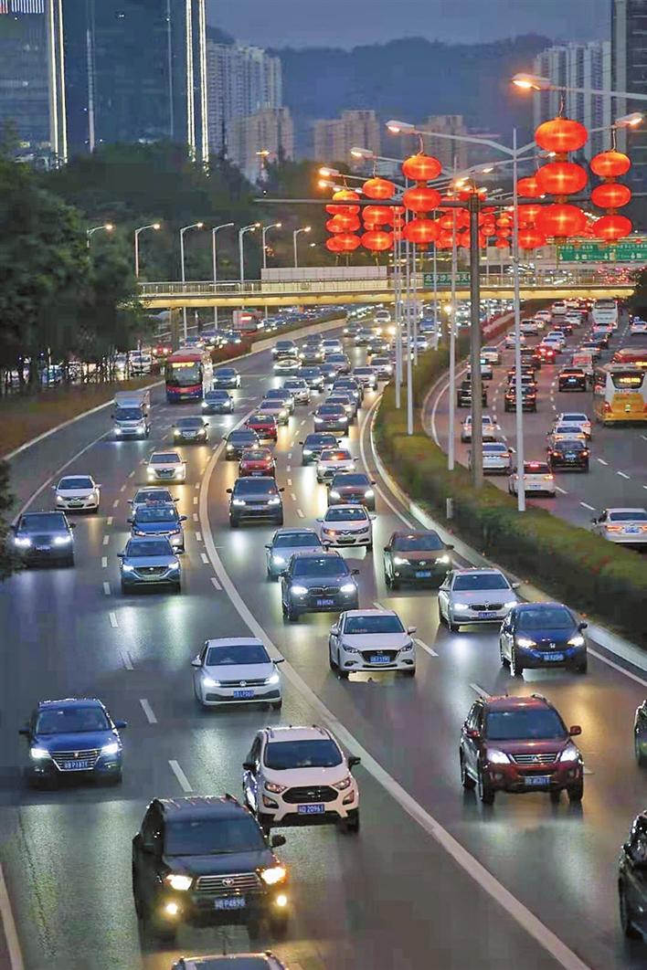 夜幕中的北环大道,沙河立交桥西行方向车流量大但平稳有序.