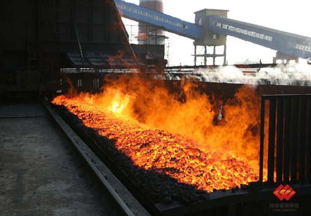 图为焦炭生产现场