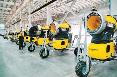 天冰冰雪设备（张家口）有限公司的工人在生产车间内查验造雪机。