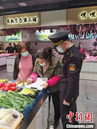 上海市场监管部门进一步强化蔬菜价格监管，保持物价平稳运行。上海市场监管局供图