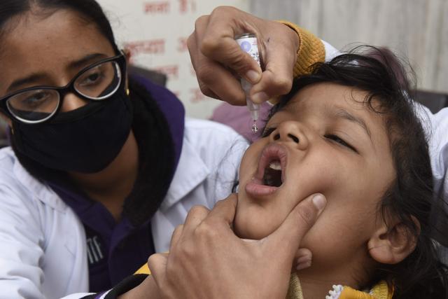 重大疏忽！印度至少12名儿童口服脊髓灰质炎疫苗时误食消毒液