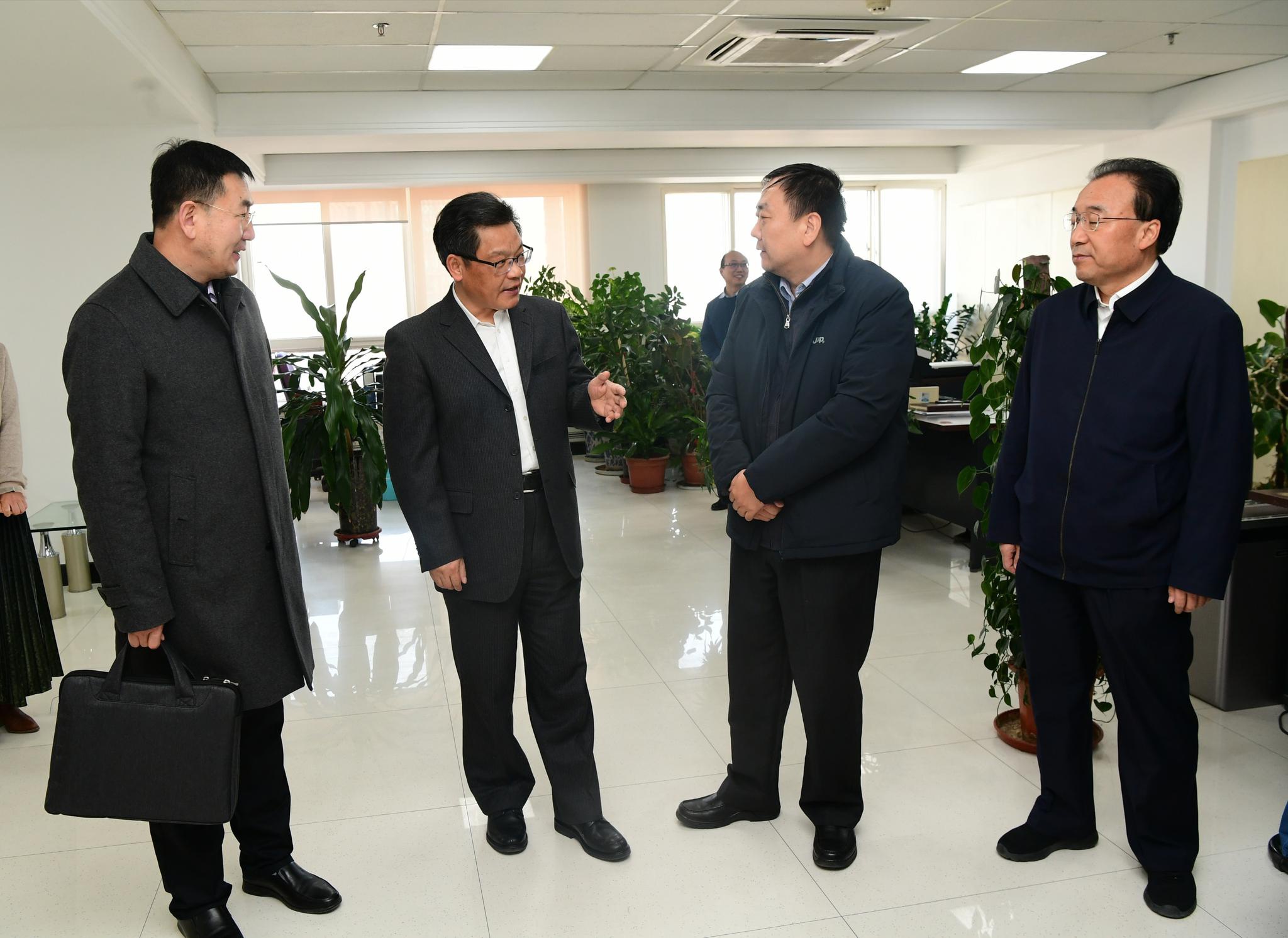 任振鹤在兰州市有关金融机构调研|任振鹤|甘肃|兰州市_新浪新闻