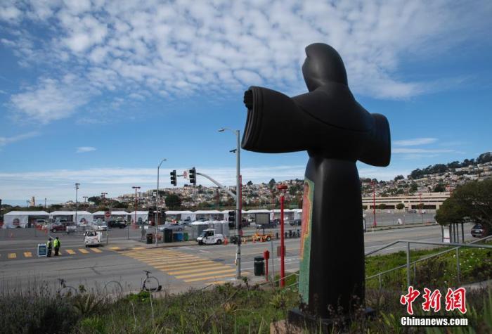 当地时间1月31日，美国旧金山民众在位于旧金山城市学院的大规模新冠疫苗接种点接种疫苗。中新社记者 刘关关 摄