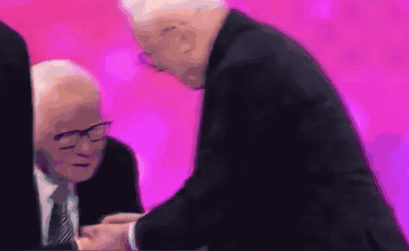 ▲台积电创始人张忠谋（左）与联电荣誉董事长曹兴诚（右）握手