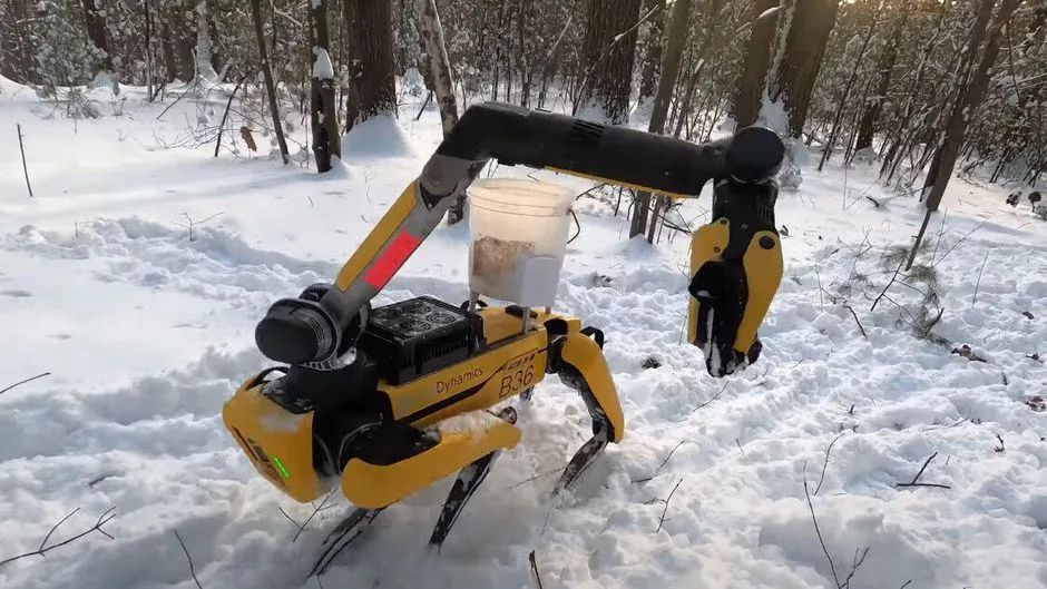 今天,波士顿动力发布了 spot 机器人全新视频,除了添加了一条机械臂