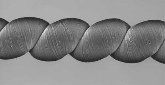 碳纳米管纱线的扫描电镜照片。图片来源：得克萨斯州大学达拉斯分校