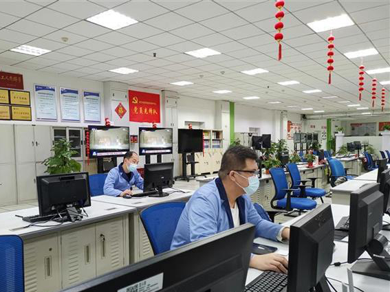 图为武汉电信网络操作维护中心，两名工程师正在值班。
