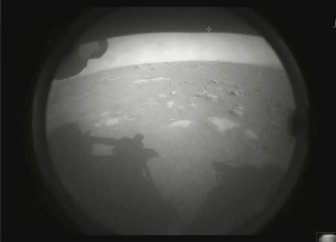 美国“毅力号”登陆火星,它与天问一号区别在哪? 1 “毅力号”火星探测器在杰泽罗陨石坑着陆后,传回的第一张火星地表照片。图片来源:物理学家组织网