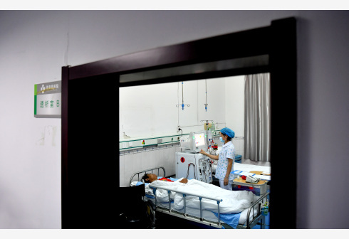 （图片说明：患者在医院进行透析。卫健部门将针对医疗机构用好管好老百姓的救命钱开展专项行动 图片来源：新华社）