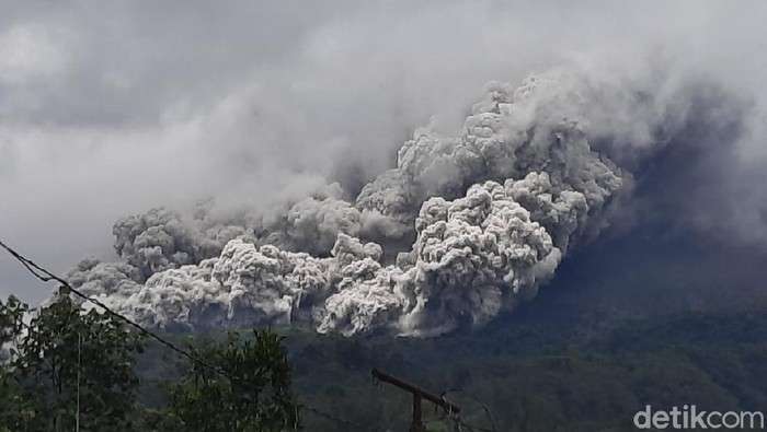 印尼莫拉比火山再次活跃 多次喷发熔岩