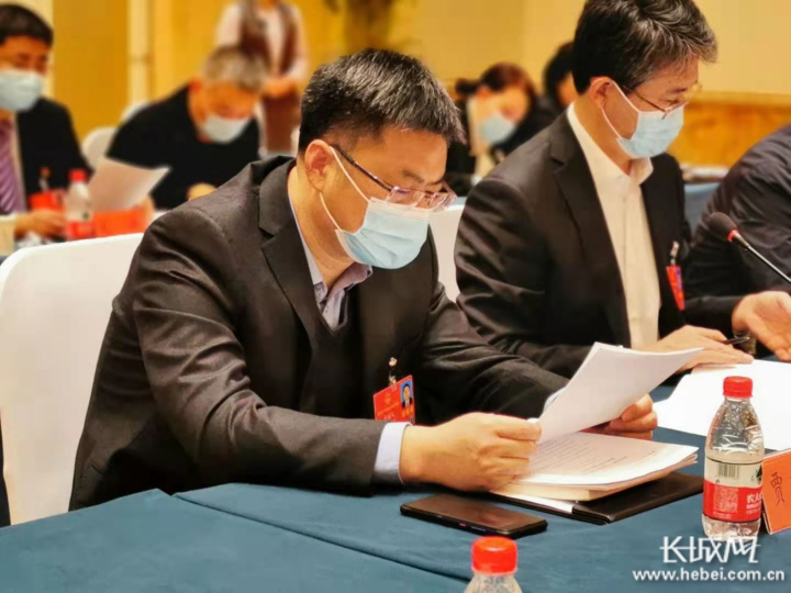 河北省人大代表,保定市阜平县县长贾瑞生. 长城网记者 许艳艳 摄