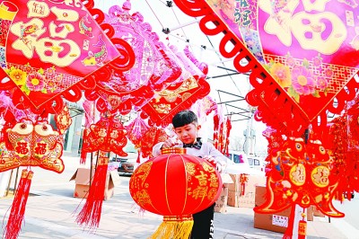 河北省邢台市巨鹿县年货大集。胡良川摄/光明图片