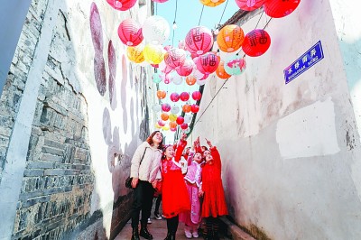 游客游览浙江省湖州市小西街历史文化街区。陆一平摄/光明图片