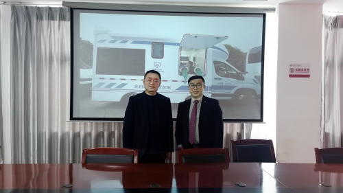 图：宁南县人民医院院长 李宏志(左)，江苏汉卫总经理 李清海(右)