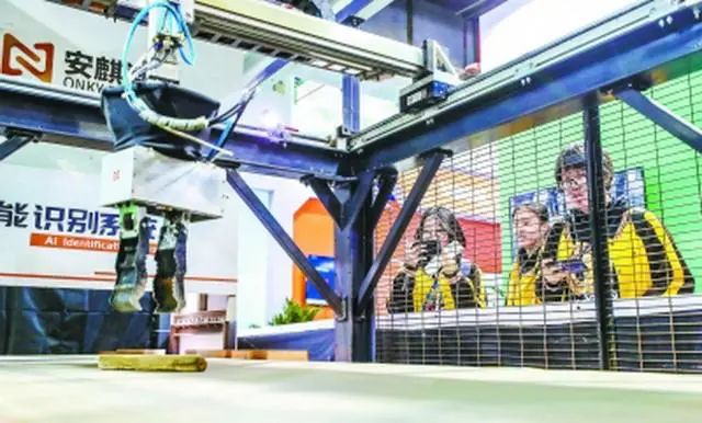 ▲安麒智能的模块化智能资源分拣机器人亮相科博会