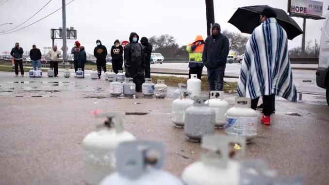 △在休斯敦市，民众拿着水箱排队等着取水（图片来源：《华盛顿邮报》）