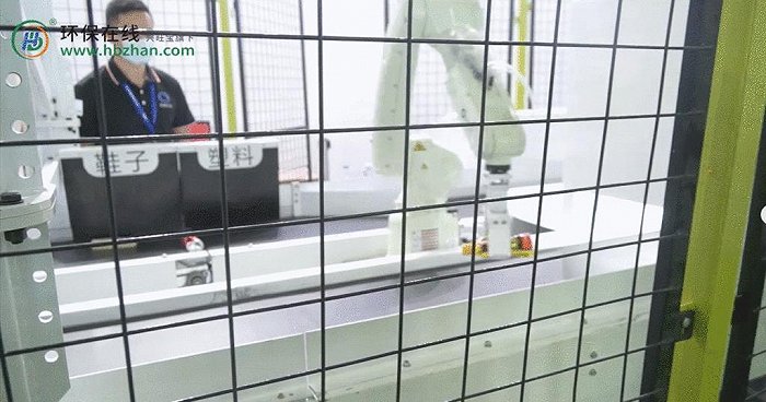 ▲博城机器人的智能视觉垃圾识别分拣机器人 来源：环保在线