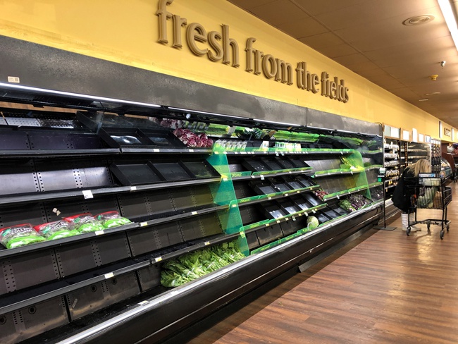 受极地寒流影响，美国得克萨斯州食品供应链也受到冲击。图为2月19日，当地一家超市蔬菜货架上的货物寥寥无几 新华社图