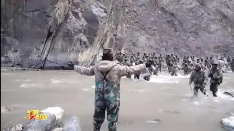 祁发宝团长张开双臂阻挡来犯之敌.来源:《军事报道》视频截图