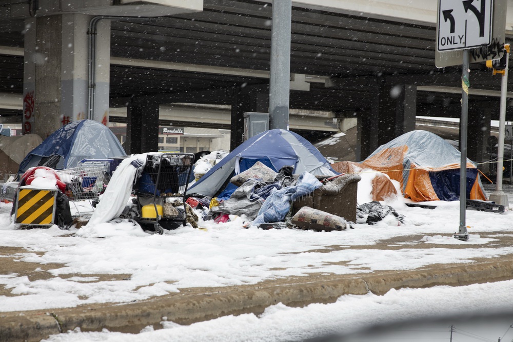 得州危机断水断电断疫苗民众无奈喝冰雪水