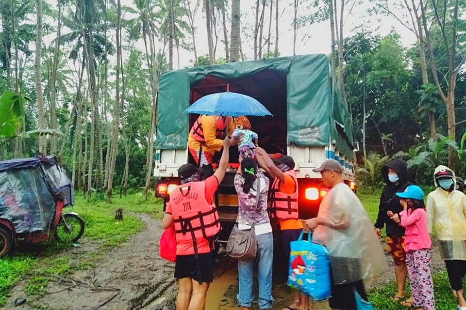 △菲律宾海岸警卫队协助居民撤离