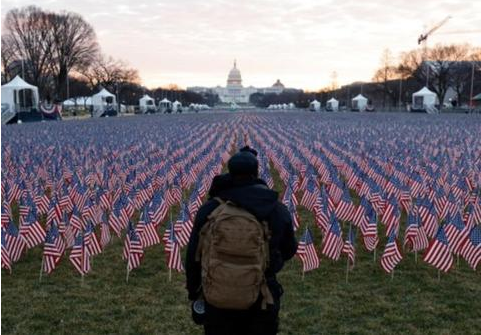 ▲美国华盛顿国家广场插上国旗，悼念新冠疫情死者。