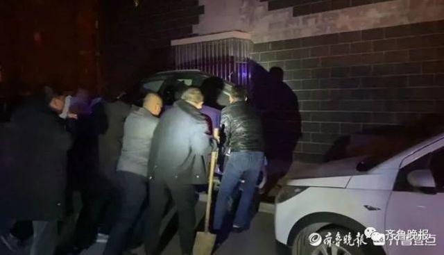 山东一小区掀翻私家车给消防车让道网友：干得漂亮