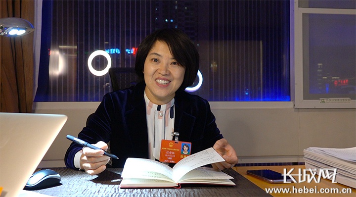 长城网记者 胥文燕 摄"今年参会,我还带来了由衡水中学模拟两会社团