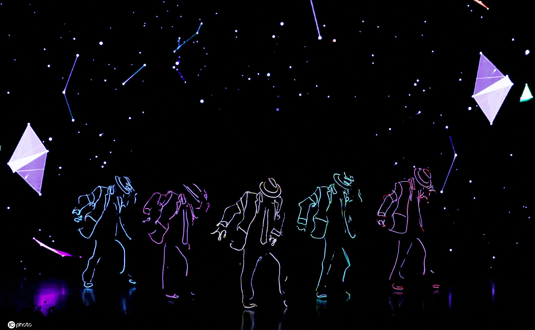 韩国大学生表演led灯光舞蹈秀惊艳全场致敬迈克尔杰克逊