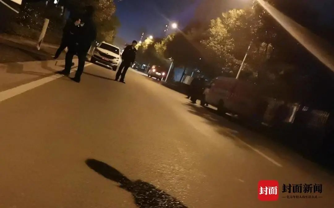 新浪财经综合|女子乘货拉拉跳车身亡：司机已被刑拘 警方连夜勘查发现新疑点