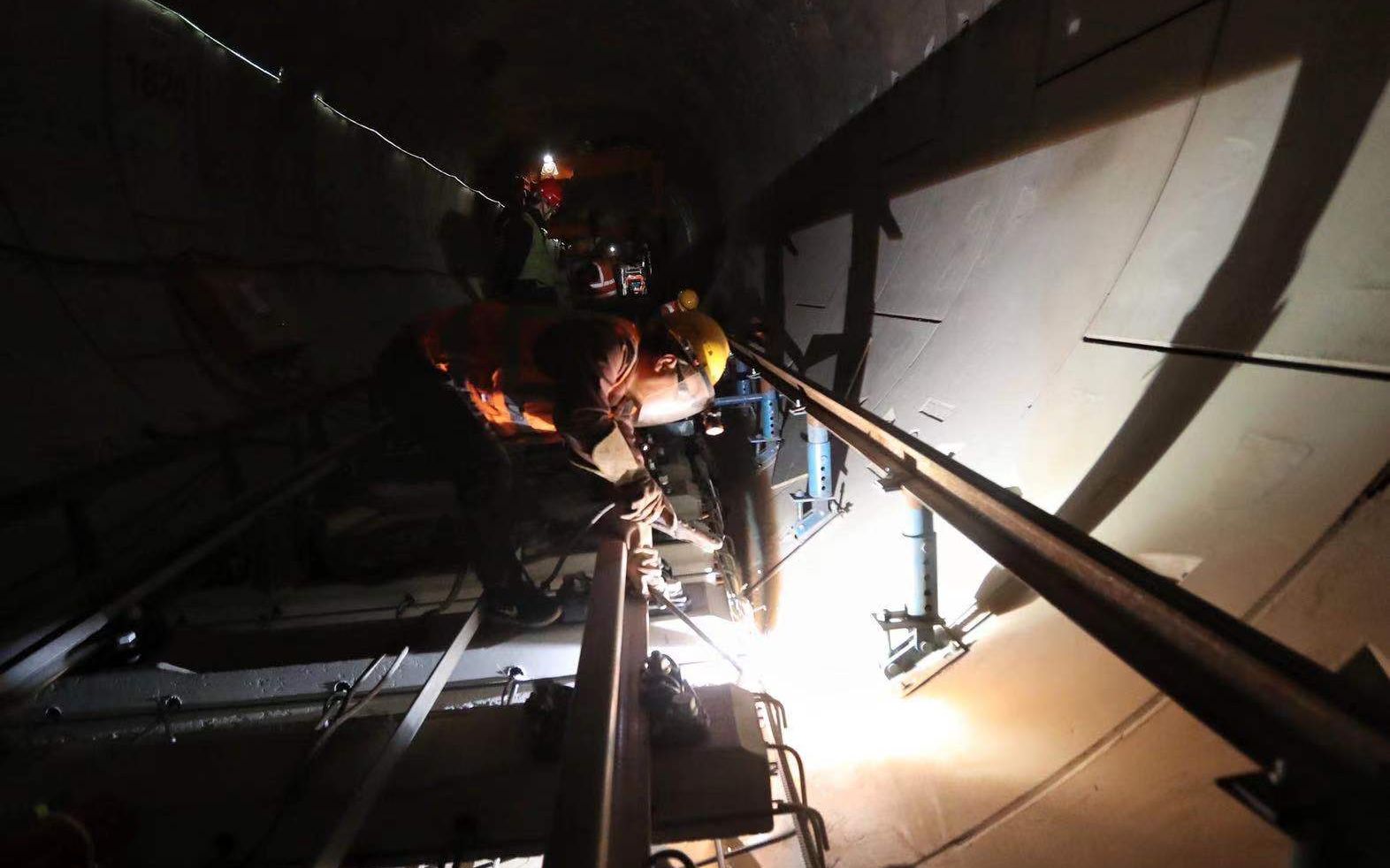 地铁17号线北神树站，工人正在进行焊接作业。摄影/新京报记者王贵彬