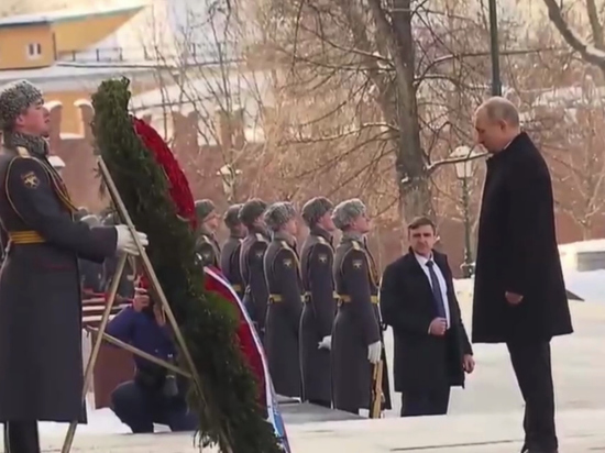 俄罗斯总统普京向无名烈士纪念墓敬献花圈