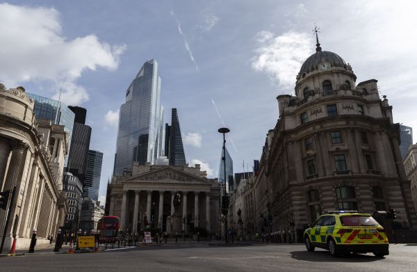 去年9月12日，一辆急救车从英国伦敦金融城驶过。（新华社）