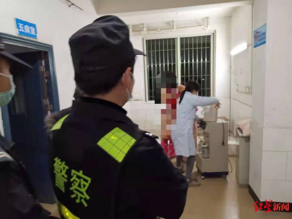  民警将服毒少女送到医院救治