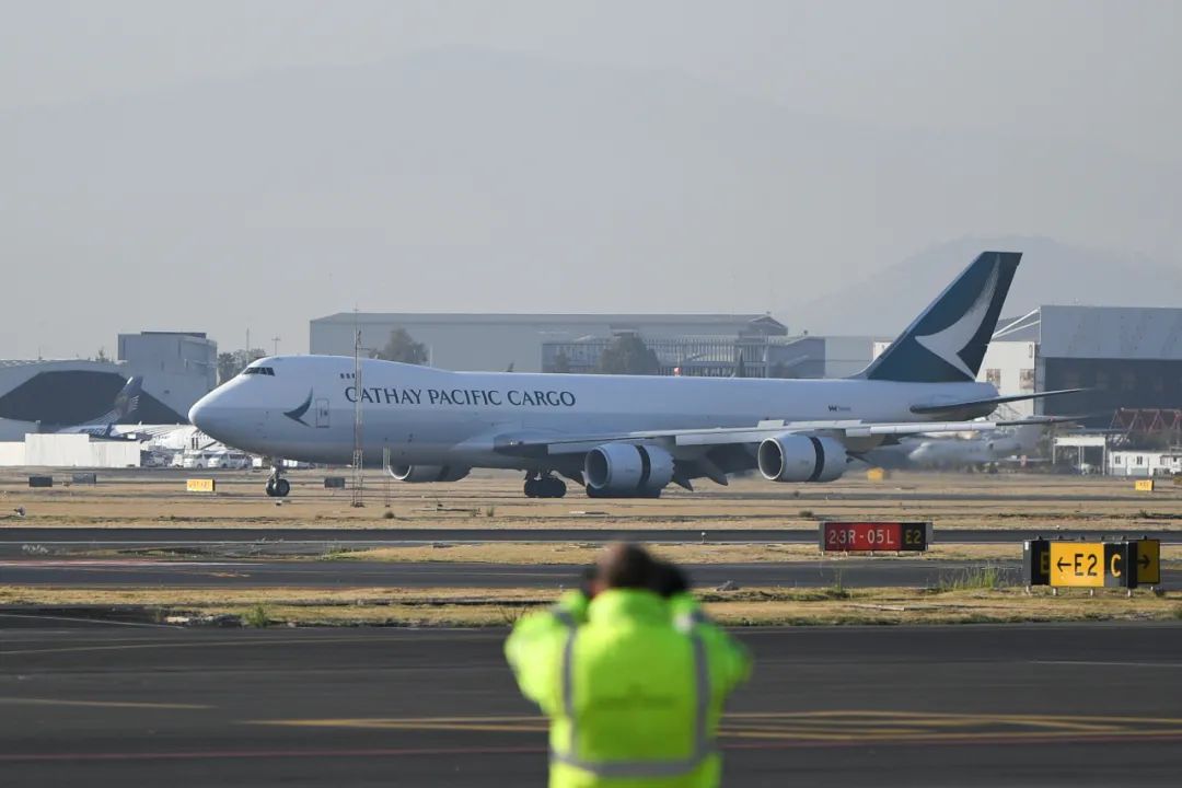 2月20日，载有中国科兴新冠疫苗的飞机抵达墨西哥首都墨西哥城国际机场。新华社记者辛悦卫 摄