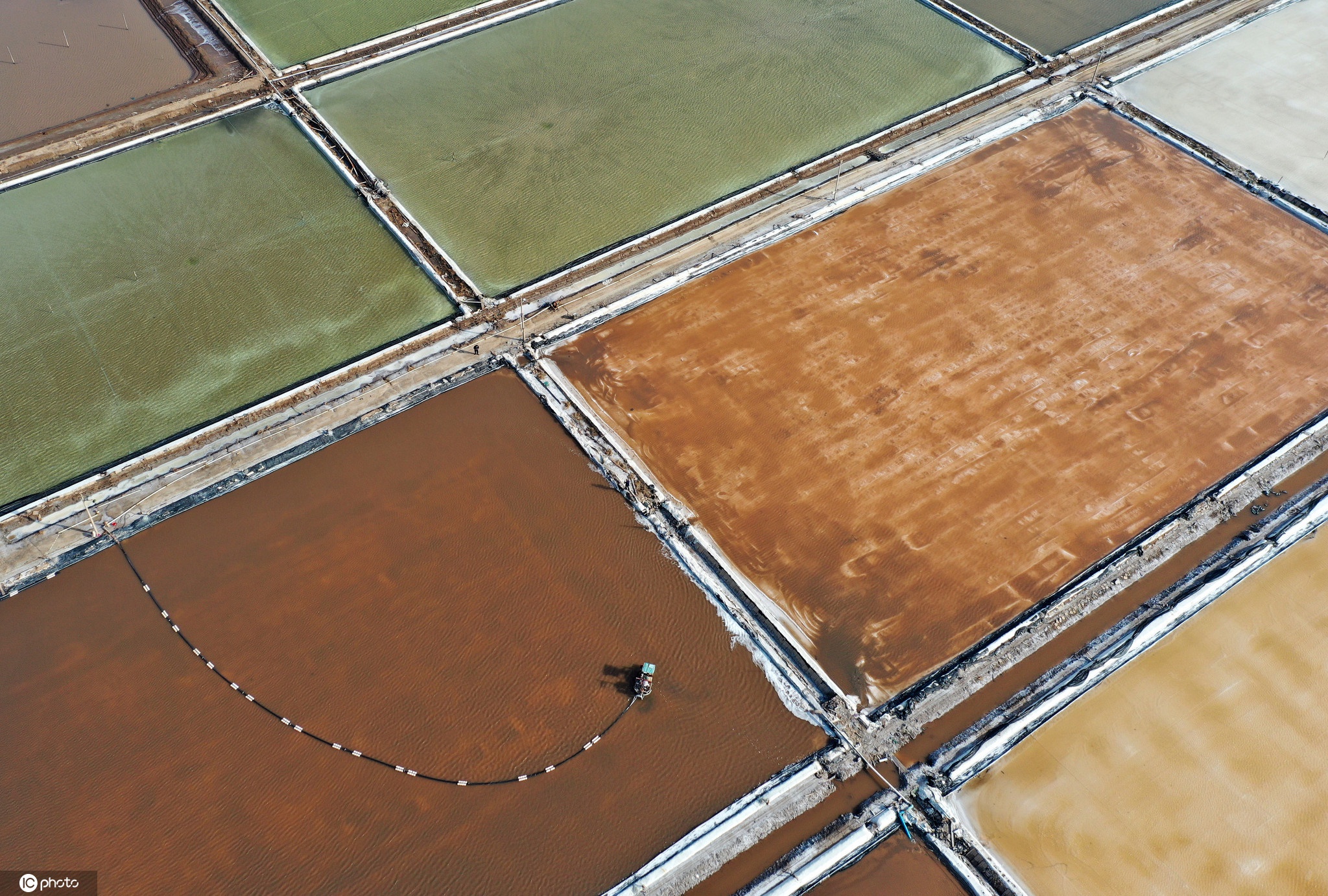 江苏连云港:万亩盐田开始"春扒" 盐田生产如火如荼