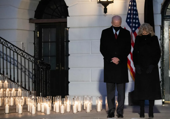2月22日，美国总统拜登夫妇在白宫为美国新冠逝者默哀。