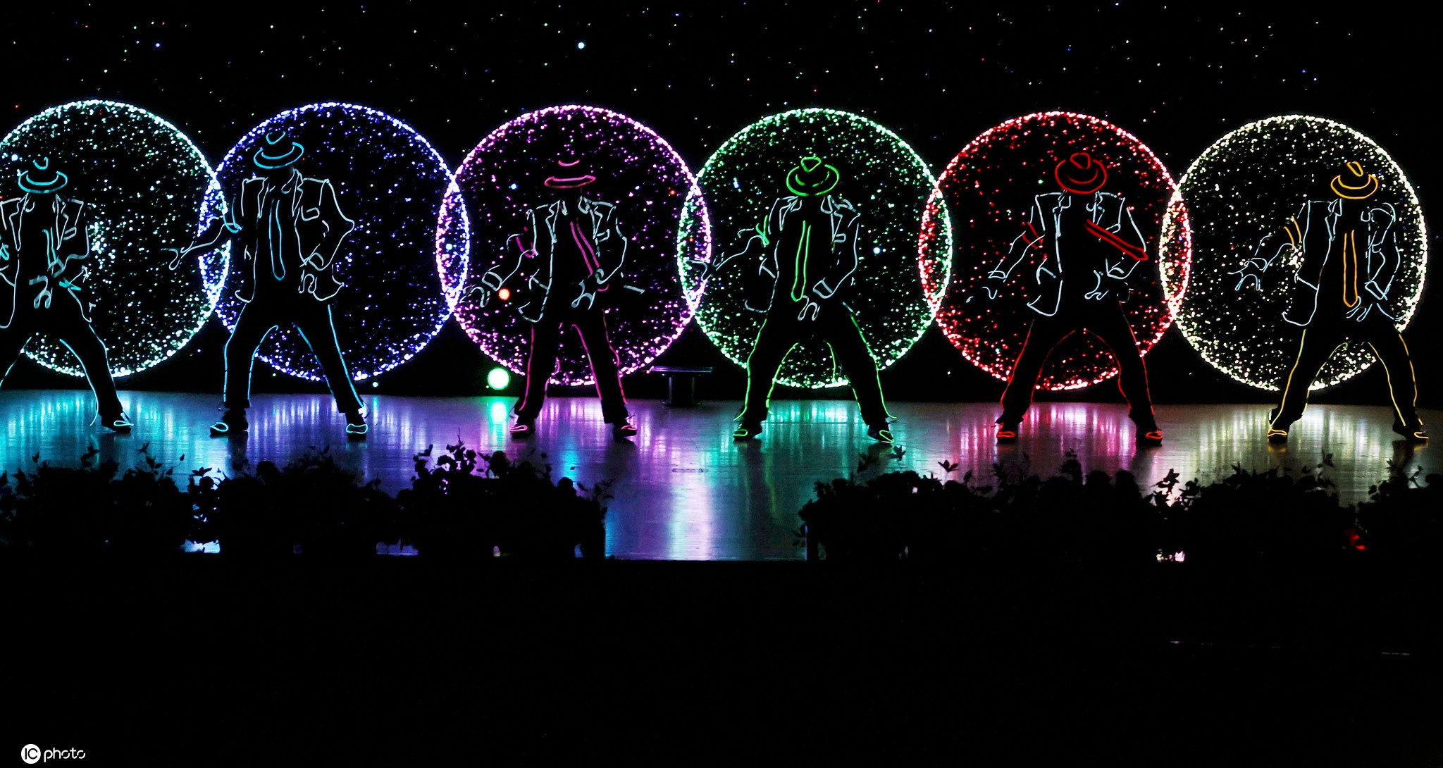 韩国大学生表演led灯光舞蹈秀惊艳全场致敬迈克尔杰克逊